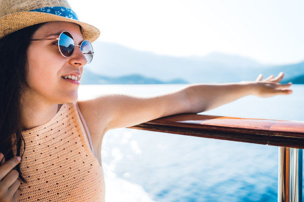 一个年轻女人在划船图片下载