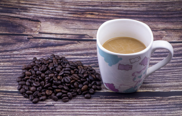 桌子上有豆子和杯子图片下载