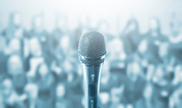 麦克风和散焦观众图片下载