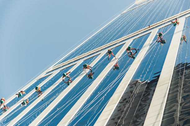 城市建筑清洁工人，工作场景/阿联酋迪拜图片下载