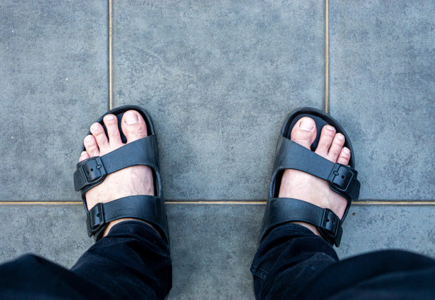 男人穿着人字拖的脚图片下载