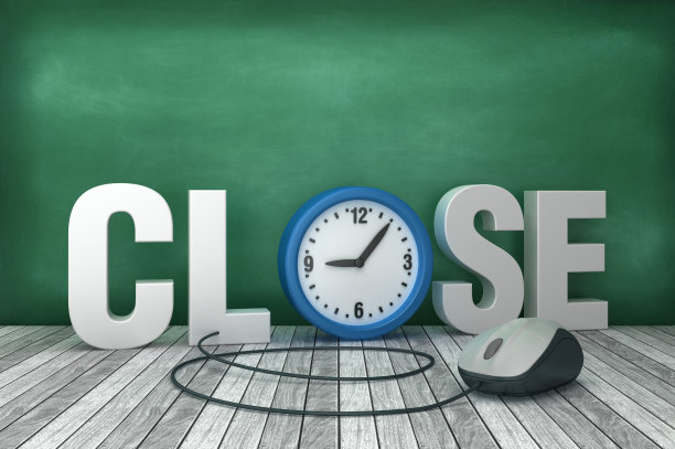 3D字关闭与时钟在黑板背景- 3D渲染图片下载