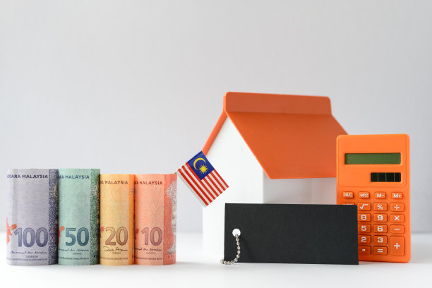 马来西亚林吉特卷钞票，旗帜，空价格标签和计算器在白色的背景图片下载