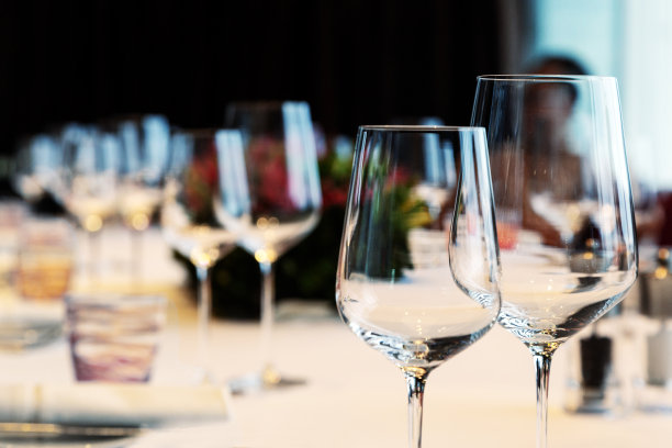 餐桌上的红酒杯与友谊图片下载