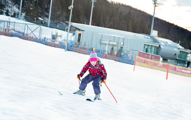 那孩子正在下山滑雪。图片下载