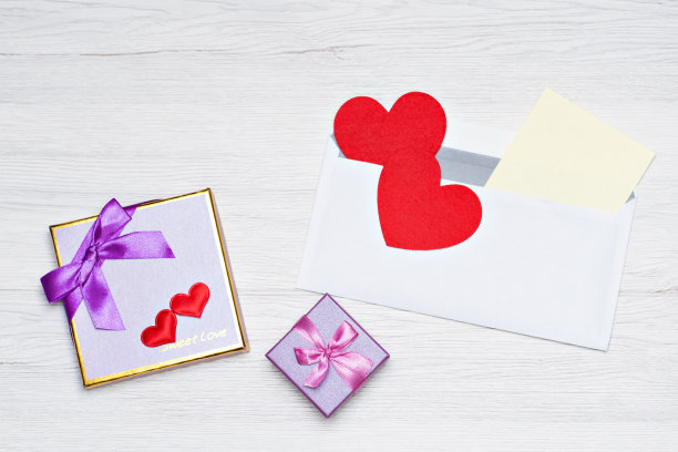 一个信封，附上一张白纸，可以在情人节写，还有一个礼品盒。图片下载