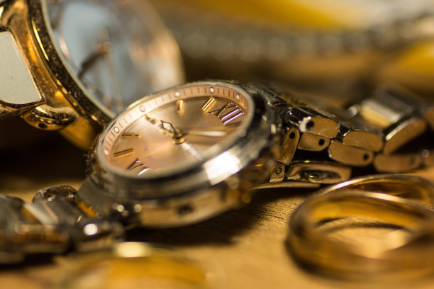 在一盏以戒指为背景的灯下，选择手表的焦点图片下载