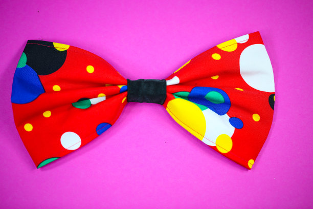 缤纷的蝴蝶结为狂欢节，粉红色的背景图片下载