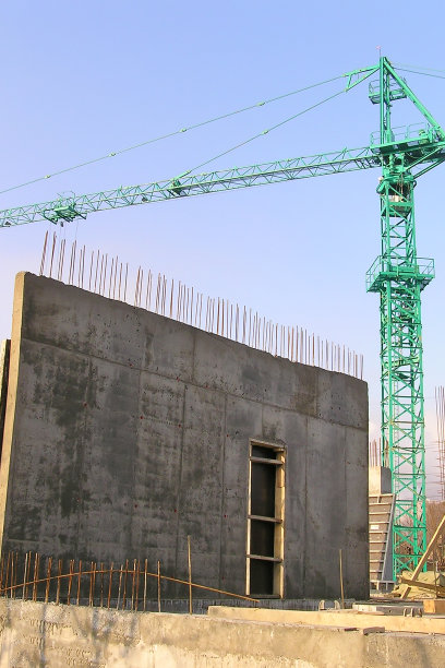 建筑起重机背景上的混凝土墙图片下载