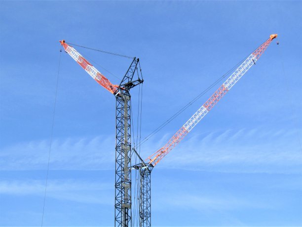 2月。日本。湛蓝的天空和挂着花边的施工起重机图片下载