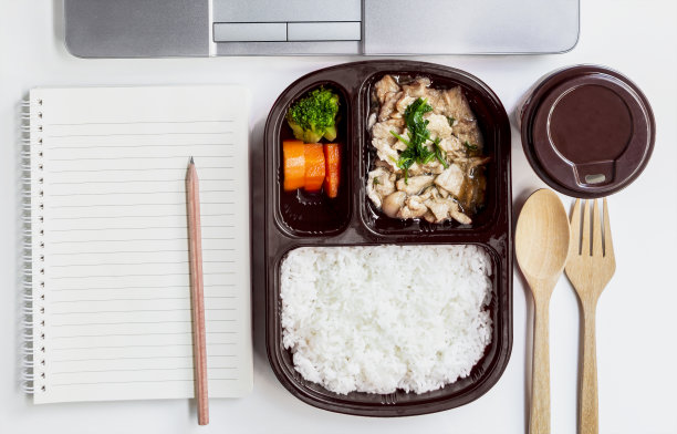 送餐服务:面向城市生活方式的商务速递、居家或办公食品在线订购的快递理念。图片下载