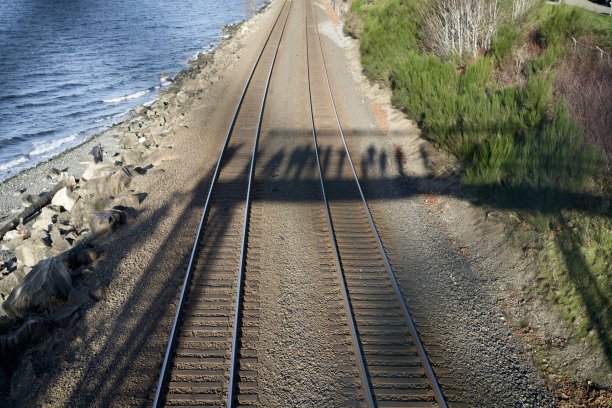 横跨铁轨的桥梁图片下载