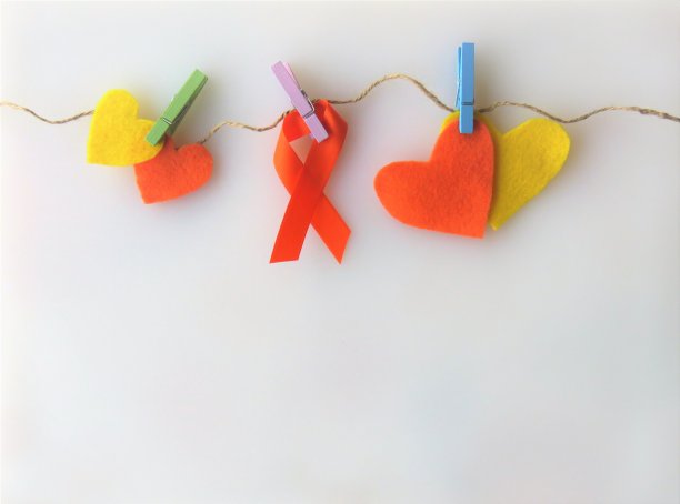 橙色丝带，心形，别在晾衣绳上——宣传月:白血病;多发性硬化症图片下载
