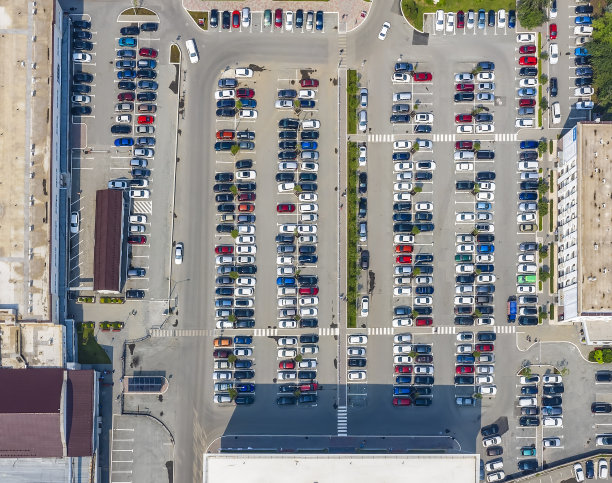 商业区中心的巨大停车场，从无人机上俯瞰，周围有停车场，有社区和社区的感觉图片下载