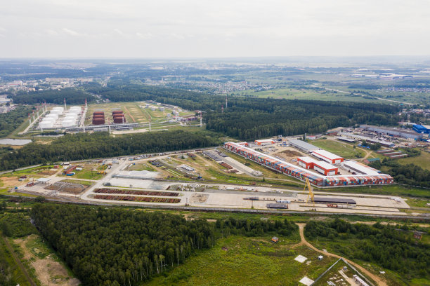 大仓库鸟瞰图。物流中心位于工业城区上空。无人驾驶飞机的照片图片下载