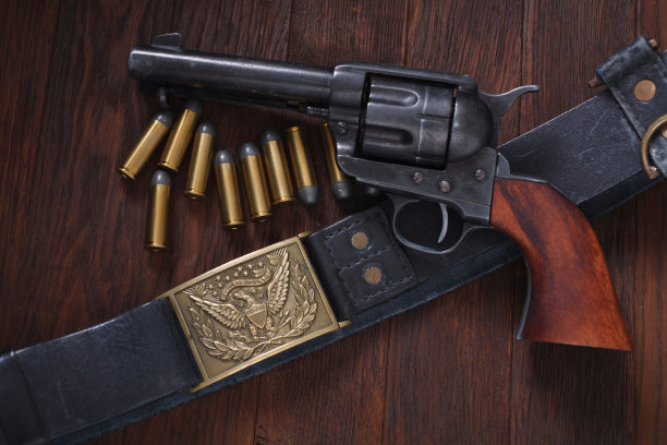 老式西部左轮手枪和子弹图片下载