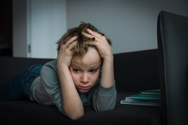 在家感到压力、疲惫和沮丧的孩子，青少年情绪波动图片下载