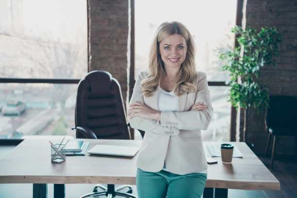 照片美丽的金发商务女士首席人抱着双臂交叉自信友好的人正装西装裤斜桌子在现代办公室图片下载