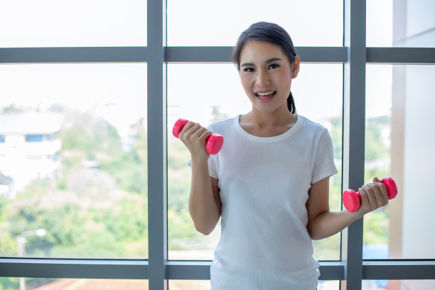 健身房里锻炼肌肉的健壮女子图片下载