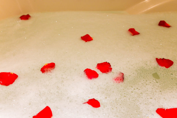 浴缸里的玫瑰花瓣很浪漫。图片下载