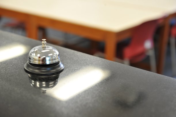 图书馆房间中的地图与服务铃图片下载