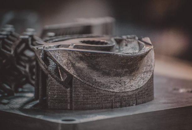 男人拿着用金属3d打印机打印出来的物体图片下载