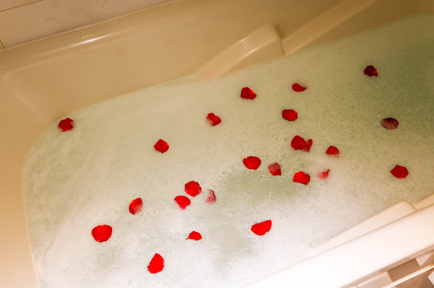 浴缸里的玫瑰花瓣很浪漫。图片下载