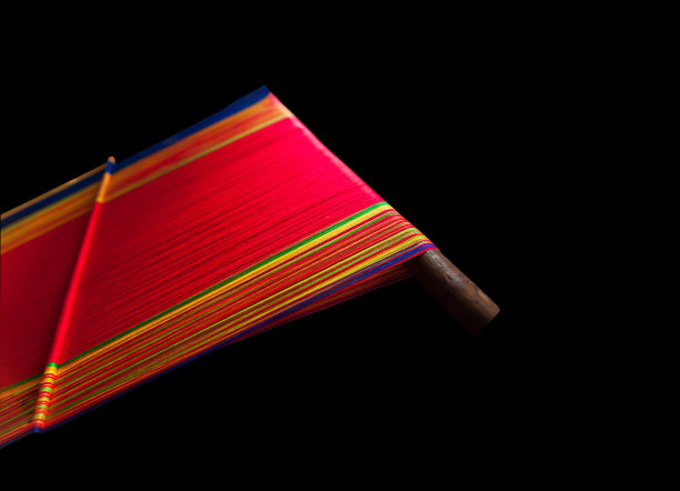 卡伦部落用传统手工编织棉花。图片下载