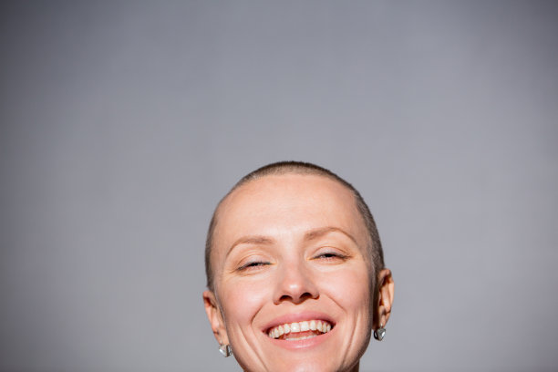 画像自信美丽快乐年轻的秃头女人图片下载