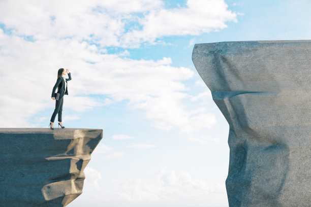 穿着西装的女商人站在山上图片下载