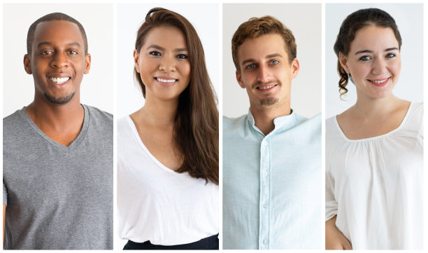 一群兴高采烈的年轻人看着镜头图片下载