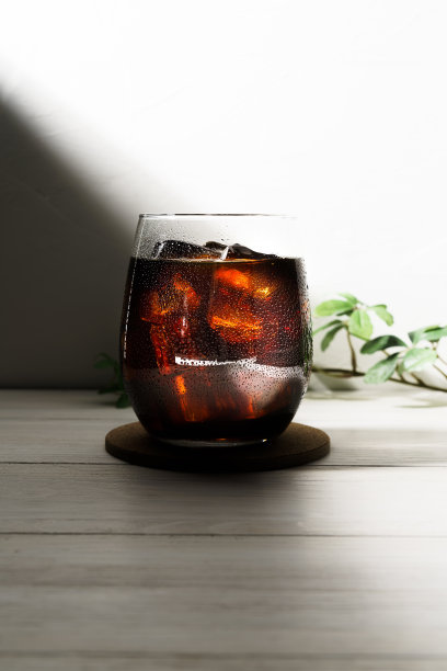 冰咖啡放在木桌上图片下载