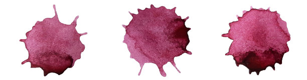 几滴红酒放在白色的背景上图片下载