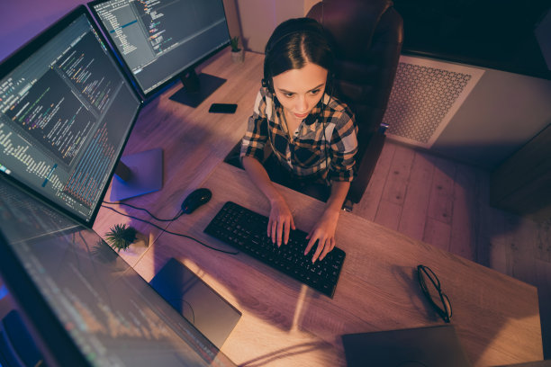 高顶部以上的角度查看照片严肃的开发者有兴趣改进软件使用人工智能图片下载