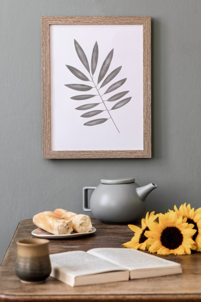 厨房空间的室内设计，木桌，棕色模型架，书，咖啡杯，向日葵和厨房配件。漂亮舒适的家庭装饰。模板。图片下载