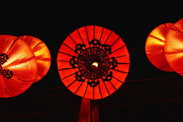 中国的灯笼为中秋节挂起来图片下载