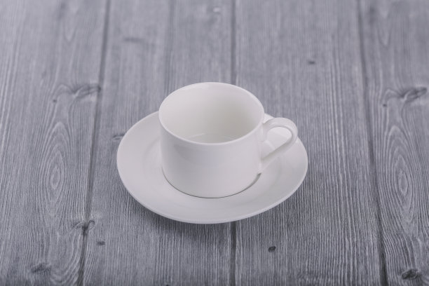 木质背景上的白色咖啡杯图片下载