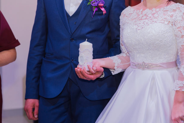 婚礼上点燃蜡烛的新人图片下载