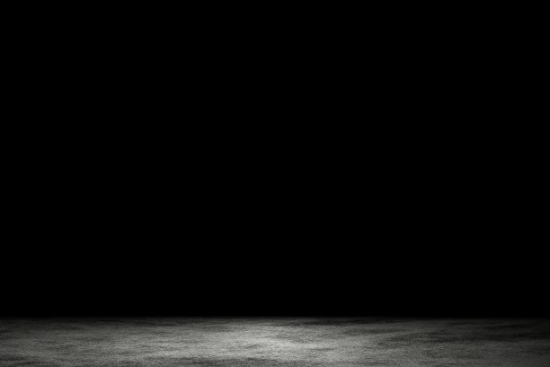 灯光照在带有复制空间、抽象背景的黑暗房间里灰蒙蒙的水泥地板上图片下载