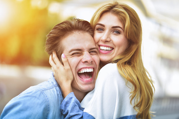 快乐的年轻夫妇在户外拥抱、欢笑。图片下载