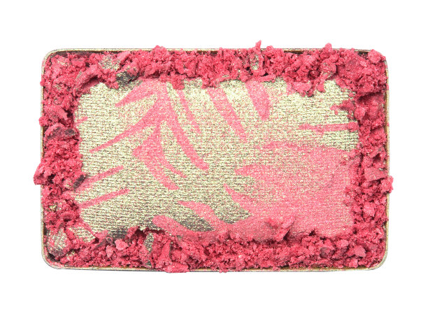 干燥碾碎的红色眼影，作为化妆品样品分离在白色图片下载