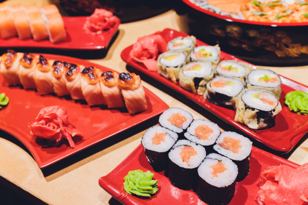 新鲜的寿司拼盘有很多种类的照片。有选择性地集中在盘子的中间。图片下载