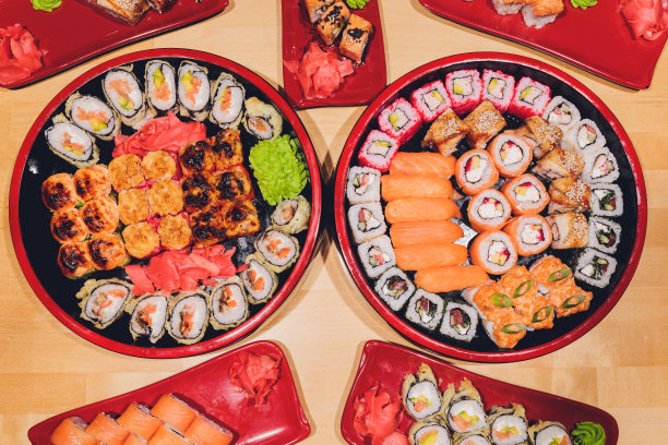 新鲜的寿司拼盘有很多种类的照片。有选择性地集中在盘子的中间。图片下载
