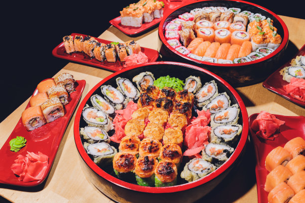 新鲜的寿司拼盘有很多种类的照片。有选择性地集中在盘子的中间。图片下载