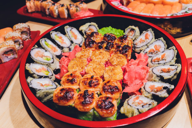 新鲜的寿司拼盘有很多种类的照片。有选择性地集中在盘子的中间。图片下载