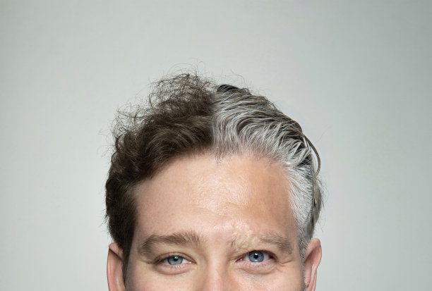 男人看相机的肖像图片下载