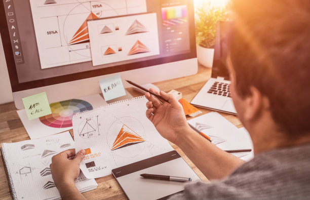 图形设计师绘制草图logo设计图片下载