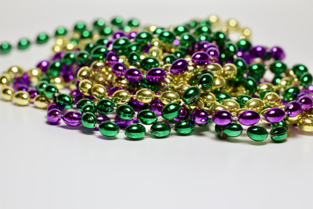 传统的狂欢节珠项链上的白色背景图片下载