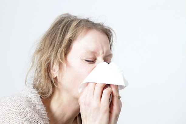 女人吹她的鼻子股票照片图片下载