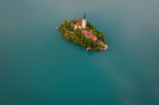 无人机视角：绿松石湖中央带教堂的孤岛图片下载